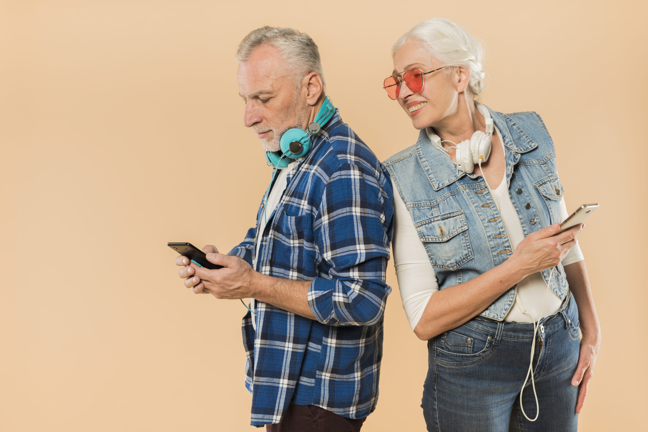 cool senior couple with smartphone scaled
