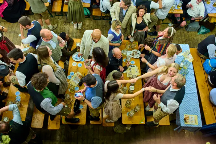 Why 90% of Gen Z Say Yes to Communal Restaurant Tables , And What It Says About Dining in 2025